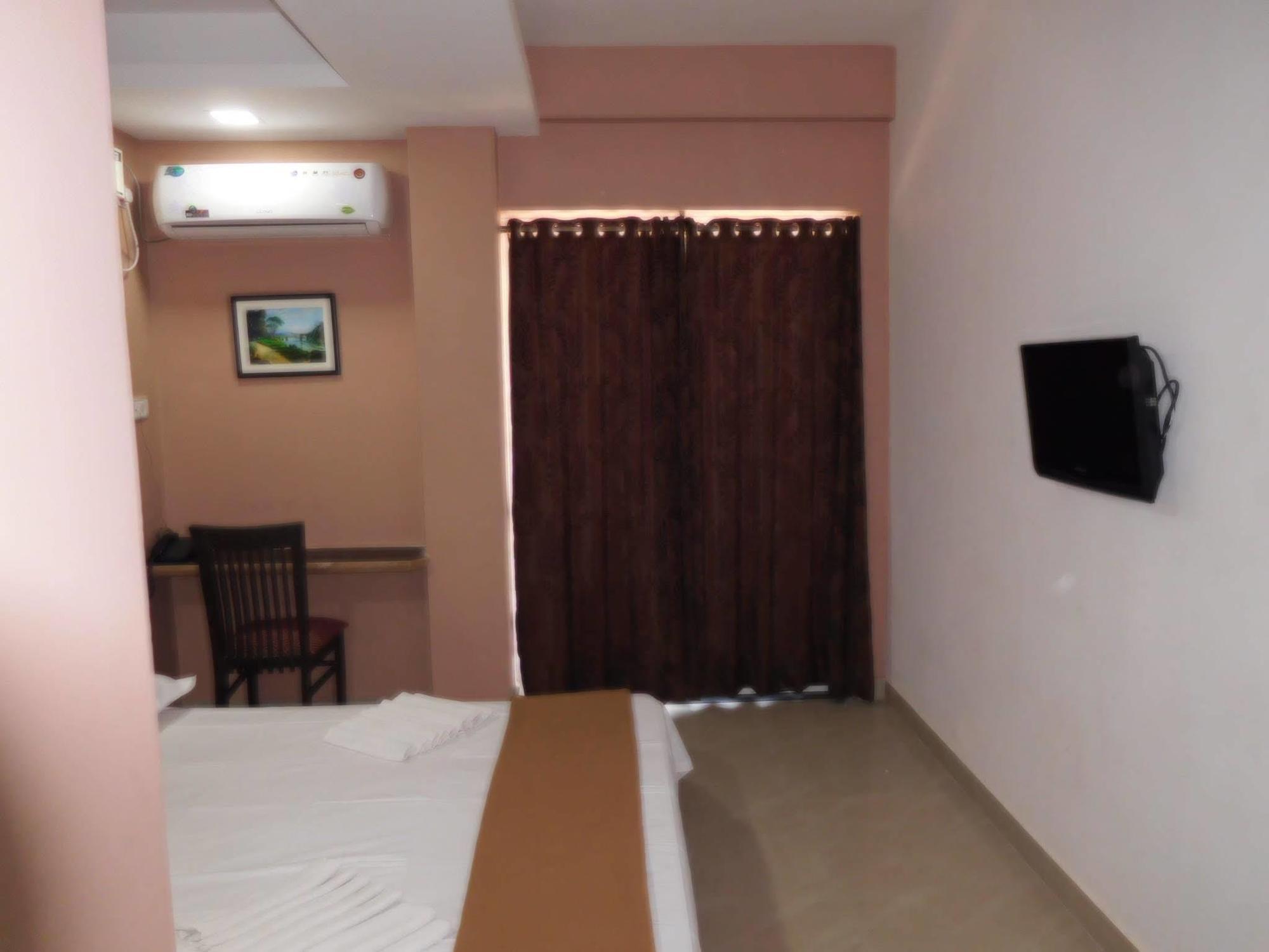Oyo 9913 Nova De Goa Hotel ปณชี ภายนอก รูปภาพ